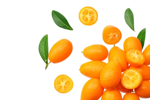 Cumquat nebo kumquat s listy izolované na bílém pozadí. pohled shora — Stock fotografie