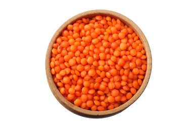 Beyaz arka planda izole edilmiş ahşap kasede kırmızı mercimek. Üst görünüm. 