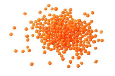 Beyaz arka planda izole edilmiş kırmızı mercimek. Üst görünüm. 