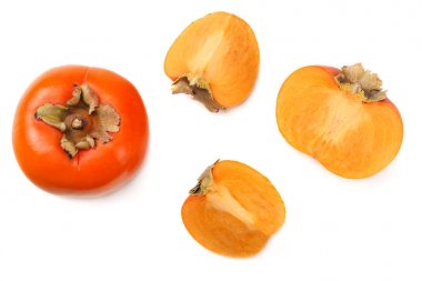 Beyaz arka planda izole edilmiş dilimleri olan taze olgun hurmalar. en üstteki görünüm 