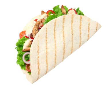 Kızarmış tavuk eti ve sebze beyaz arka plan üzerinde izole tortilla sarın. lokanta 