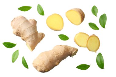 beyaz arka plan üst görünümünde izole yaprakları ile dilimlenmiş zencefil 