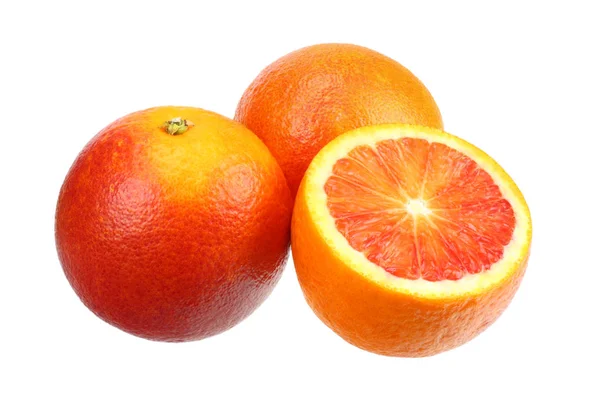 Sangre roja fruta naranja con rebanadas aisladas sobre fondo blanco —  Fotos de Stock