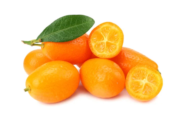 Cumquat eller kumquat med skivor och blad isolerade på vit bakgrund — Stockfoto