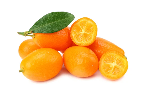 Cumquat of Kumquat met sneden en bladeren geïsoleerd op witte achtergrond — Stockfoto