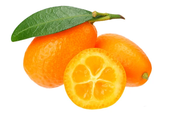 Cumquat o kumquat con fette e foglie isolate su sfondo bianco — Foto Stock