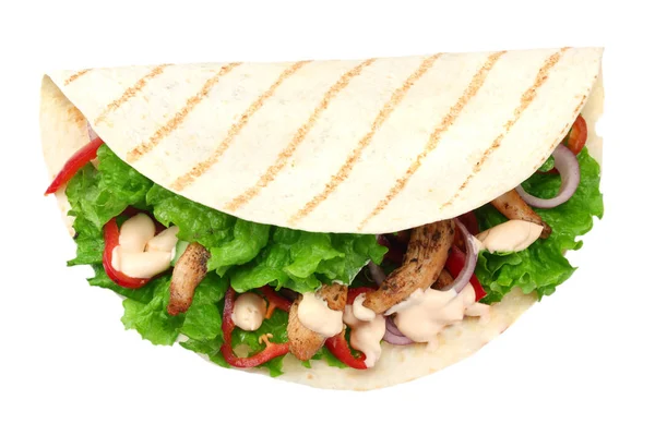 Tortilla wrap met gebakken kippenvlees en groenten geïsoleerd op een witte achtergrond. fastfood — Stockfoto