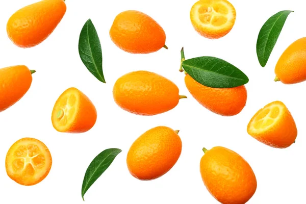 Cumquat eller kumquat med lämnar isolerade på vit bakgrund. ovanifrån — Stockfoto