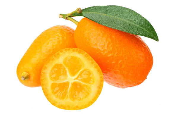Cumquat veya kumquat dilimleri ve beyaz arka plan üzerinde izole yaprakları ile — Stok fotoğraf