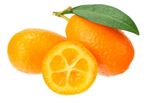 Cumquat eller kumquat med skivor och blad isolerade på vit bakgrund — Stockfoto