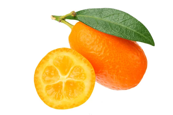 흰색 배경에 고립 된 슬라이스와 잎이있는 cumquat 또는 kumquat — 스톡 사진