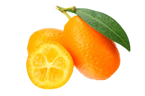 Cumquat ou kumquat com fatias e folhas isoladas sobre fundo branco — Fotografia de Stock