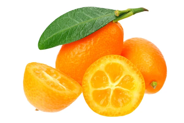 Cumquat of Kumquat met sneden en bladeren geïsoleerd op witte achtergrond — Stockfoto