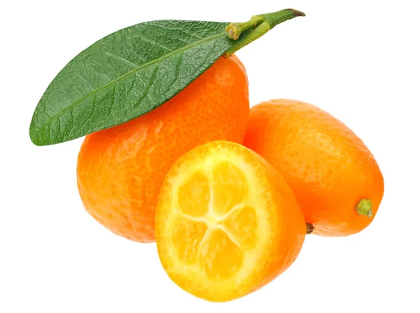 Cumquat o kumquat con rodajas y hojas aisladas sobre fondo blanco —  Fotos de Stock