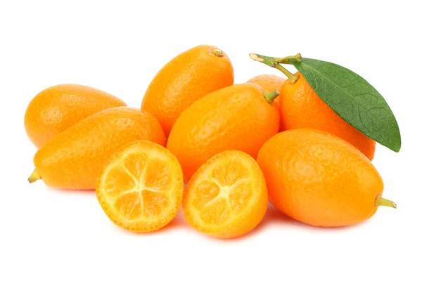 Cumquat of Kumquat met sneden en bladeren geïsoleerd op witte achtergrond — Stockfoto