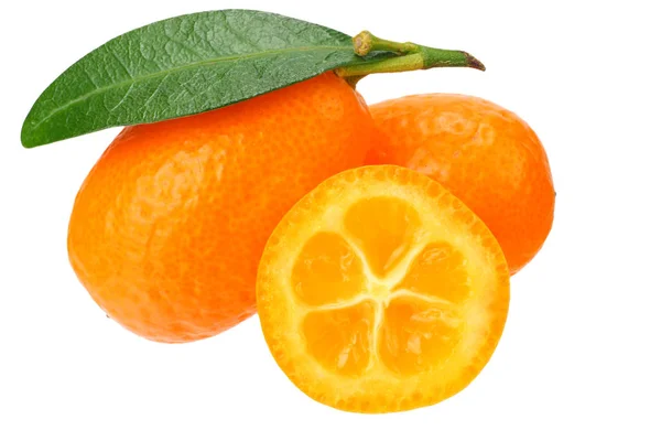 흰색 배경에 고립 된 슬라이스와 잎이있는 cumquat 또는 kumquat — 스톡 사진