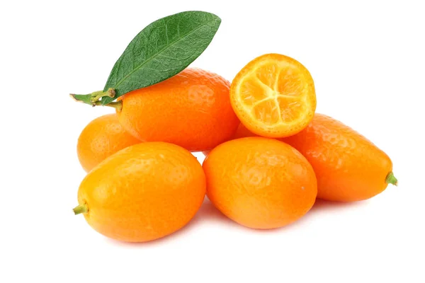 Cumquat of Kumquat met sneden en bladeren geïsoleerd op witte achtergrond — Stockfoto