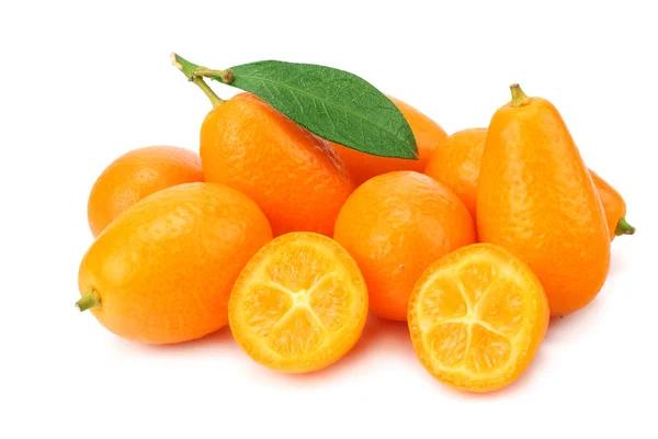 Cumquat of Kumquat met sneden en bladeren geïsoleerd op witte achtergrond — Stockfoto