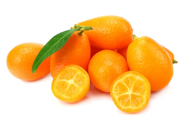 Cumquat o kumquat con fette e foglie isolate su sfondo bianco — Foto Stock