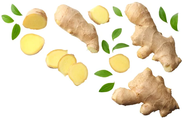 beyaz arka plan üst görünümünde izole yaprakları ile dilimlenmiş zencefil 