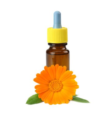 Beyaz arka planda karanfilli çiçekli kadife yağı şişesi. Calendula çiçeği. 