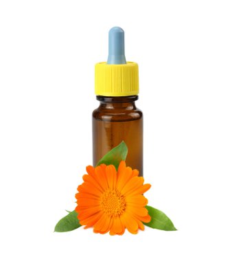Beyaz arka planda karanfilli çiçekli kadife yağı şişesi. Calendula çiçeği. 