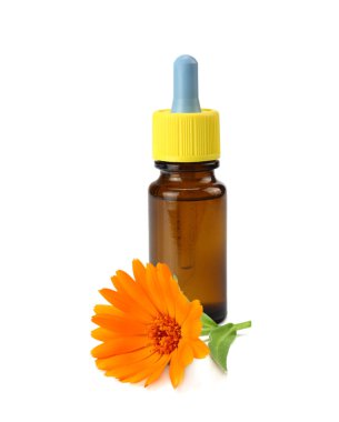 Beyaz arka planda karanfilli çiçekli kadife yağı şişesi. Calendula çiçeği. 