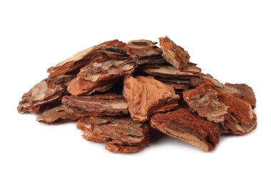 Beyaz arka plan üzerinde izole ağaç kabuğu parçaları. 