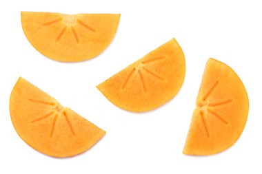 Beyaz arka plan üzerinde izole taze olgun Trabzon hurması dilimleri. üstten görünüm 