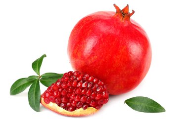 Tohumları ve yeşil yaprakları olan bir parça nar beyaz arka planda izole edilmiş.. 