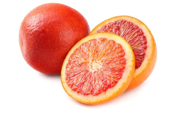 Sangre roja fruta naranja con rebanadas aisladas sobre fondo blanco — Foto de Stock