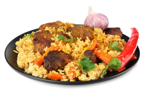 Pilaf com carne e pimenta na placa preta isolada no fundo branco . — Fotografia de Stock