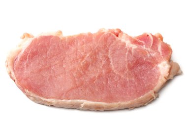 Beyaz arkaplanda çiğ domuz eti izole edilmiş. 