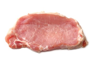 Beyaz arkaplanda çiğ domuz eti izole edilmiş. 