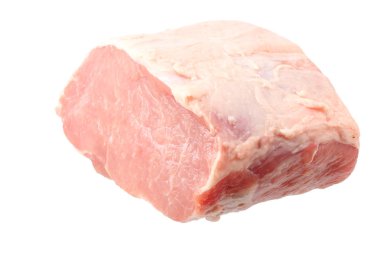 Beyaz arkaplanda çiğ domuz eti izole edilmiş. 