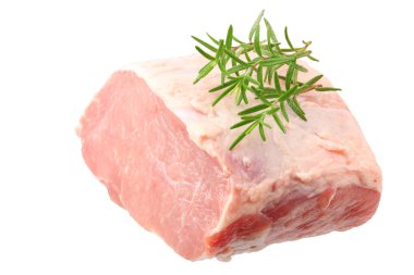 Beyaz arkaplanda çiğ domuz eti izole edilmiş. 