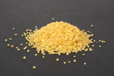 siyah bir arka plan üzerinde kuru bulgur buğday 