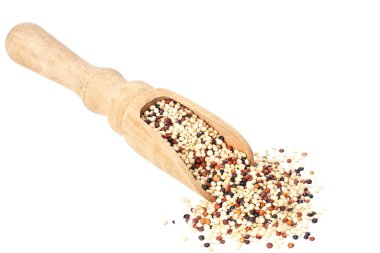 Beyaz arka plan üzerinde izole ahşap bir kaşık quinoa. Quinoa tohumu 