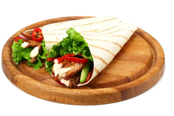 Tortilla wrap met gebakken kippenvlees en groenten op een houten bord geïsoleerd op witte achtergrond — Stockfoto