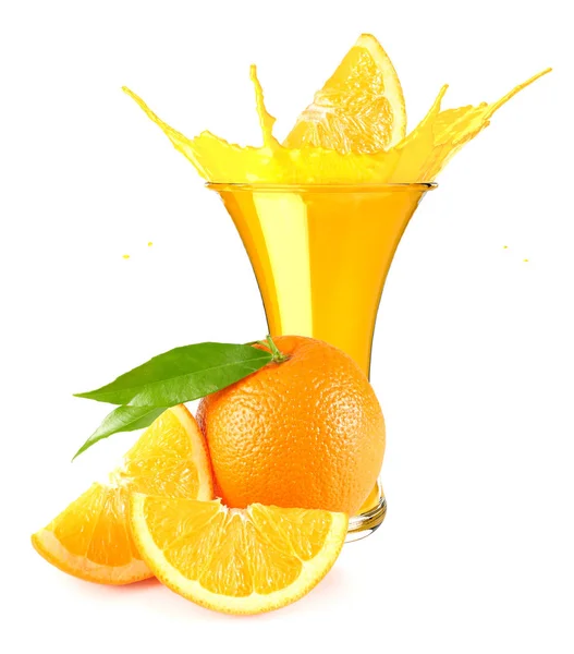Beyaz arka plan üzerinde izole portakal suyu sıçrama. portakal dilimi ile cam portakal suyu — Stok fotoğraf