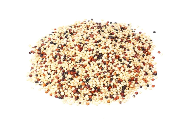 Quinoa geïsoleerd op witte achtergrond. Quinoa zaad — Stockfoto