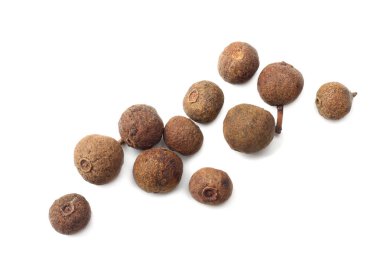 Beyaz arka plan üzerinde izole yenibahar karabiber. Biber. Makro. üstten görünüm 