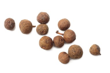 Beyaz arka plan üzerinde izole yenibahar karabiber. Biber. Makro. üstten görünüm 