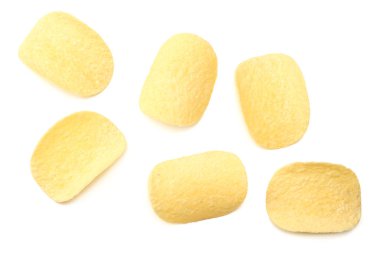 Beyaz arka planda izole edilmiş patates cipsi grubu. üst görünüm 