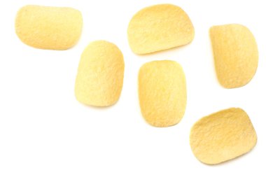 Beyaz arka planda izole edilmiş patates cipsi grubu. üst görünüm 
