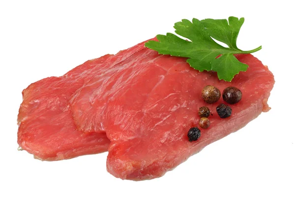 Rohes Rindfleisch isoliert auf weißem Hintergrund — Stockfoto