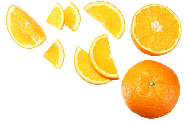 Naranja con rebanadas aisladas sobre fondo blanco. comida saludable. vista superior — Foto de Stock
