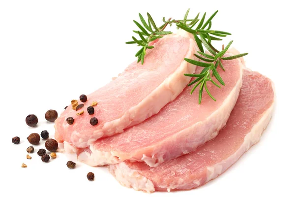 Beyaz arkaplanda çiğ domuz eti izole edilmiş. 