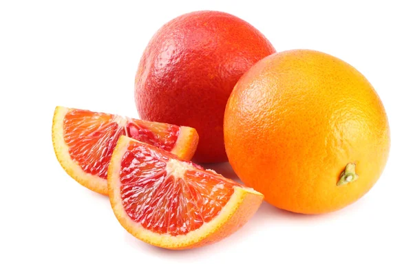 Owoce pomarańczowy czerwony krwi z plastrami na białym tle — Zdjęcie stockowe