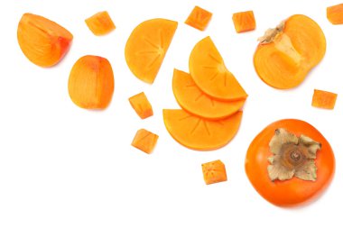 Beyaz arka planda izole edilmiş dilimleri olan taze olgun hurmalar. en üstteki görünüm 